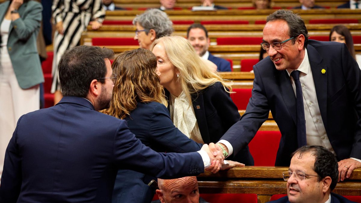 Pere Aragonés saludando a Josep Rull en la Sesión constitutiva.