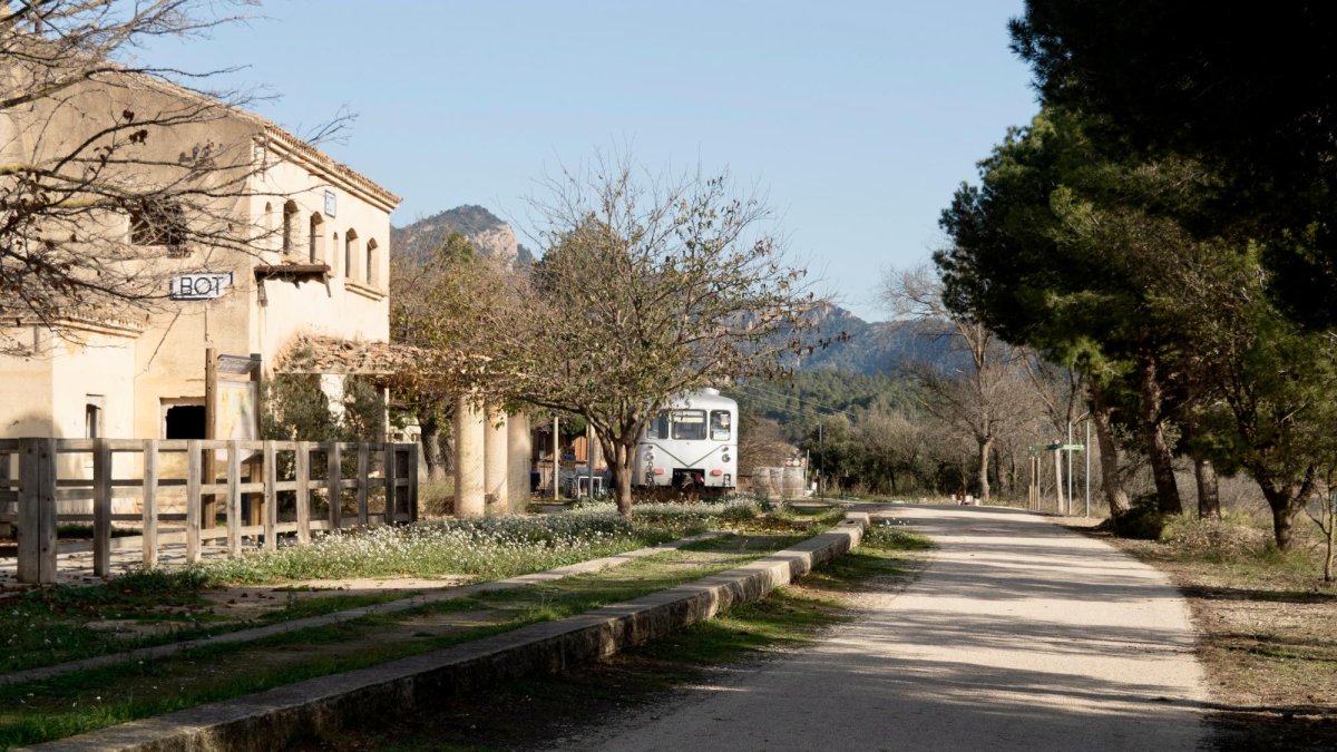 Antiga estació de Bot, amb el ferm de la Via Verda ja arranjat.