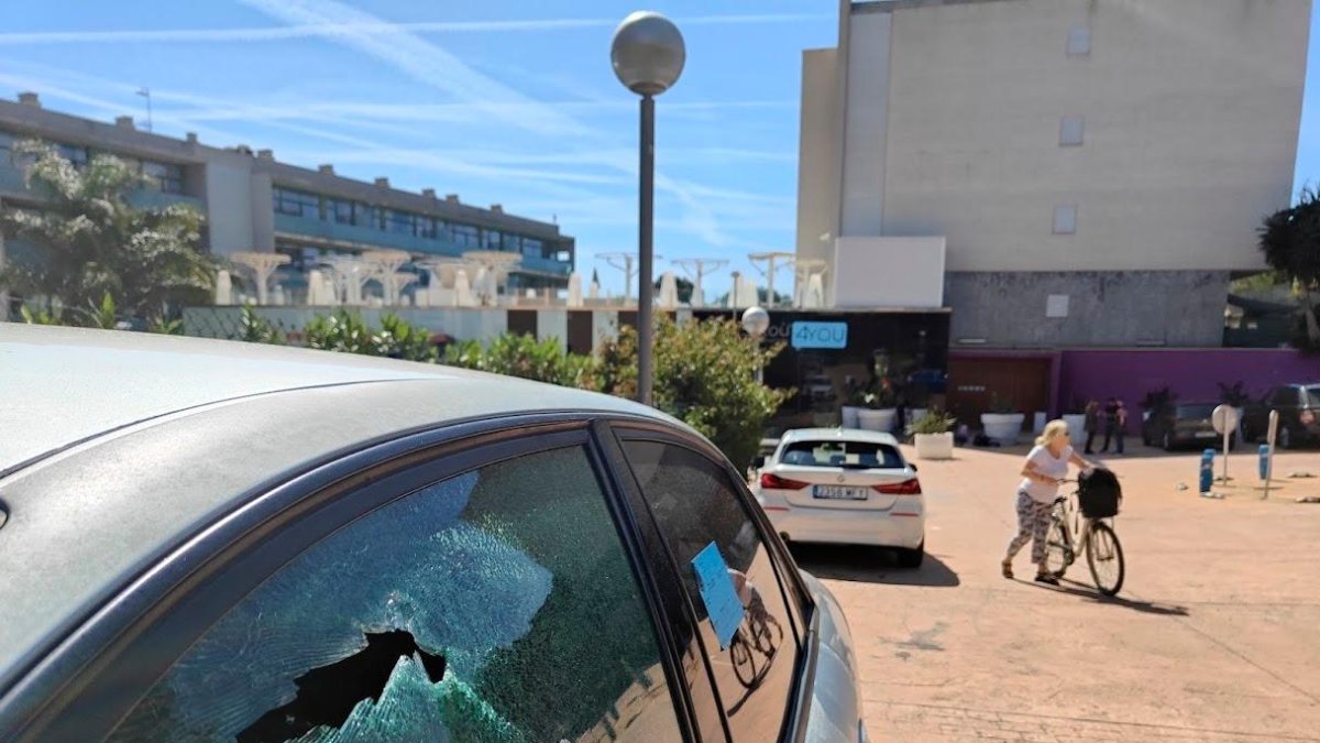 Restos de las ráfagas de bala en uno de los vehículos estacionados en el lugar de los hechos.