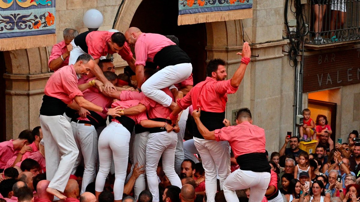 Les colles de Valls han sortit a la Plaça del Blat per celebrar la Diada de Firagost.