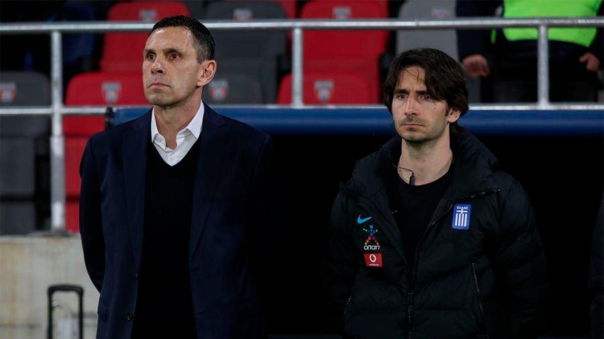 Gerard Nus junto a Poyet en uno de los duelos con Grecia.