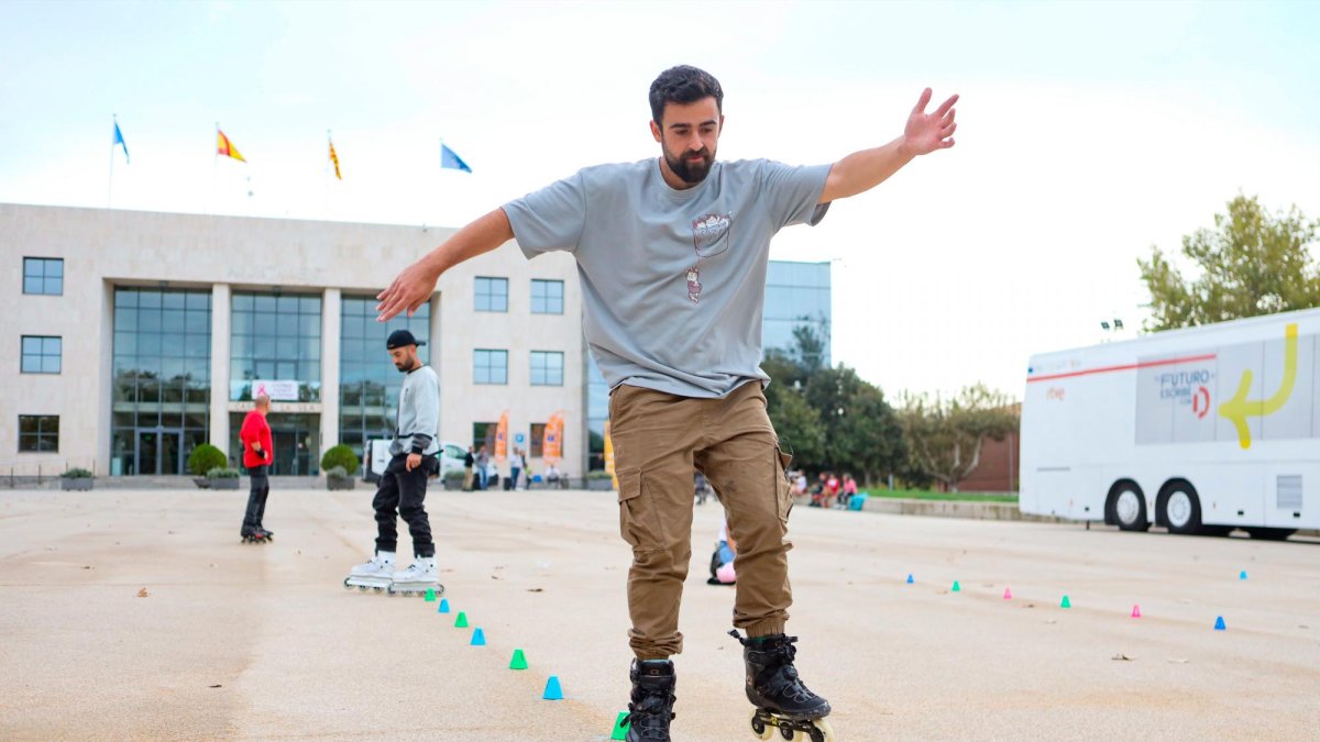 Un momento de la master clase de Slalom, en la plaza del Ayuntamiento de Cambrils.