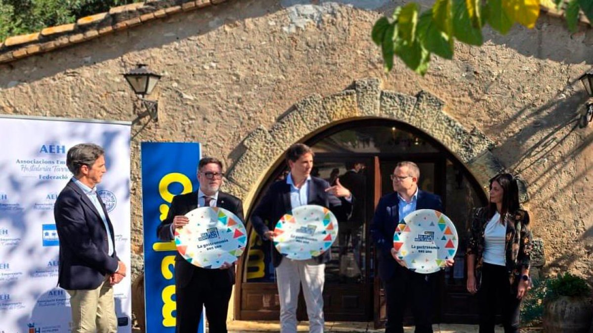 De izquierda a derecha: Fernando Palacios, director de Makro área Tarragona-Costa Daurada; Santiago J. Castellà Surribas, subdelegado del Gobierno en Tarragona; Francesc Pintado, presidente de La Federació d’Empresaris d’Hostaleria de la Província de Tarragona (AEHT); Magí Mallorquí, presidente de la Asociación Hotelera de la provincia de Tarragona y Sandra Ruiz, jefa comercial de Makro.