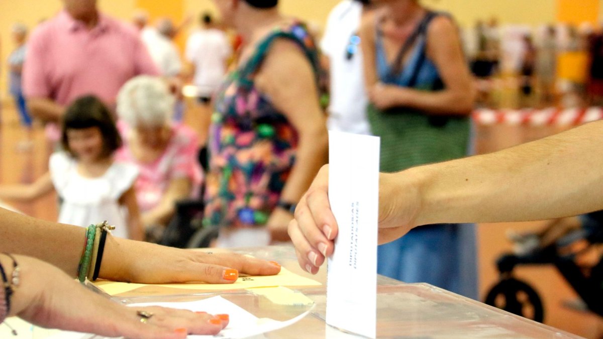 Una persona votando.