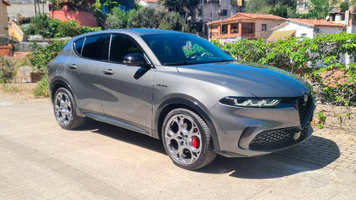 Lleva de serie pinzas de freno Brembo rojas.