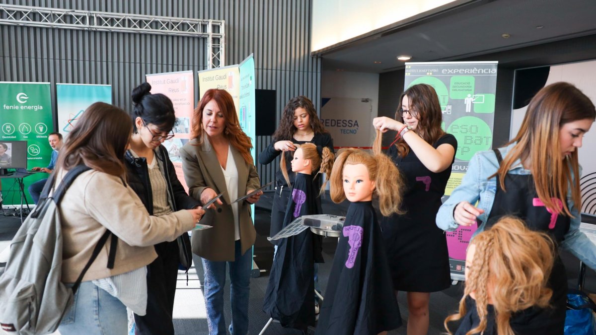 Estand del Institut Josep Tapiró, que ofrece un ciclo formativo de peluquería.
