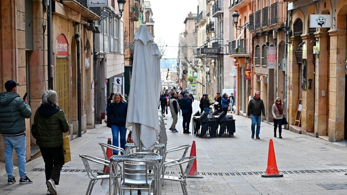 La carga y descarga en comercios solo se podrá hacer por la calle Joan Maragall de 6 h a 11 h.