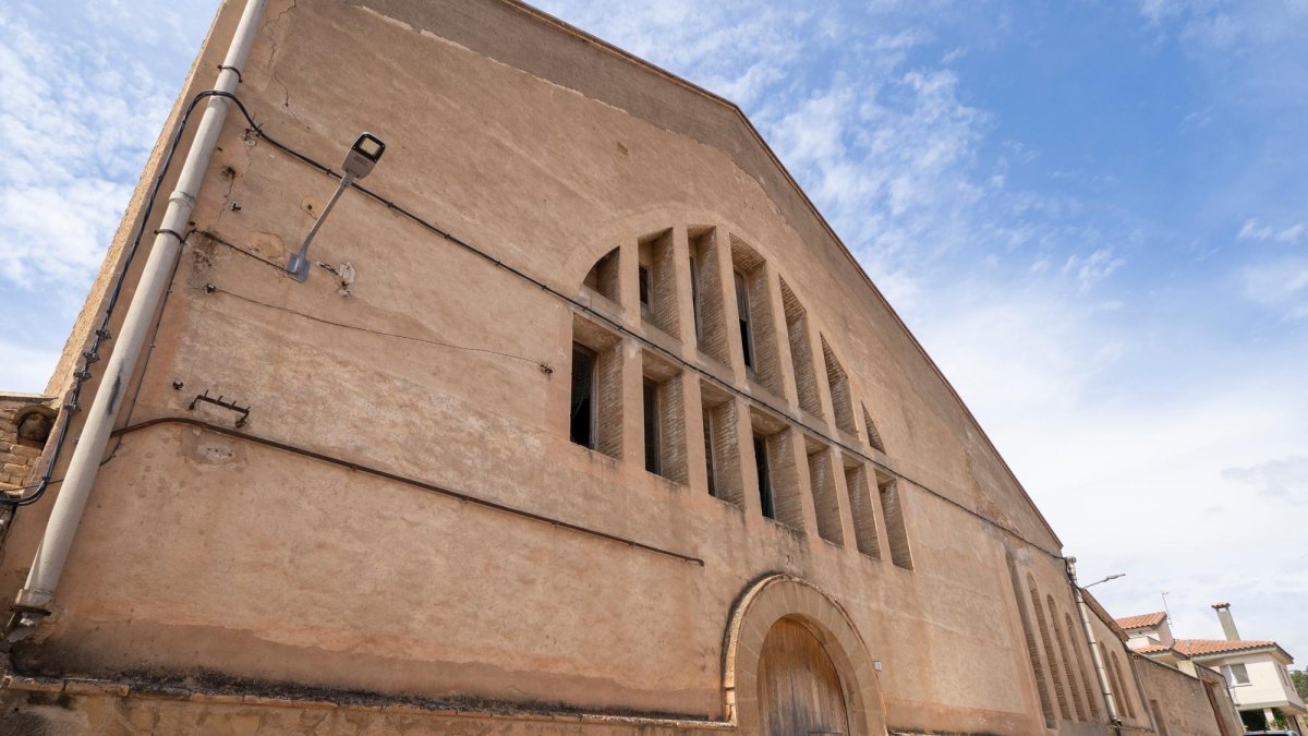 L’antic Sindicat Agrícola de Sant Isidre de Bot, al centre del poble.