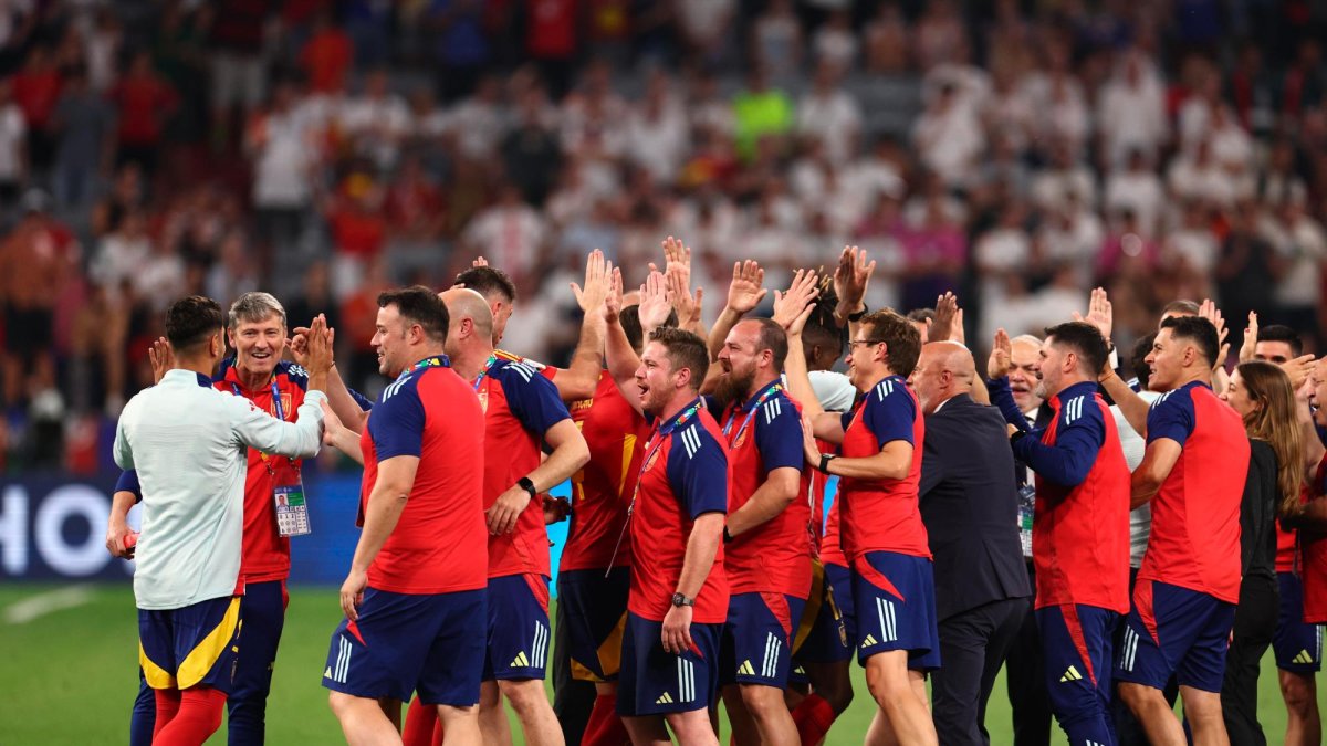 Los jugadores de la Selección Española celebran el pase a la final tras derrotar a Francia (2-1).