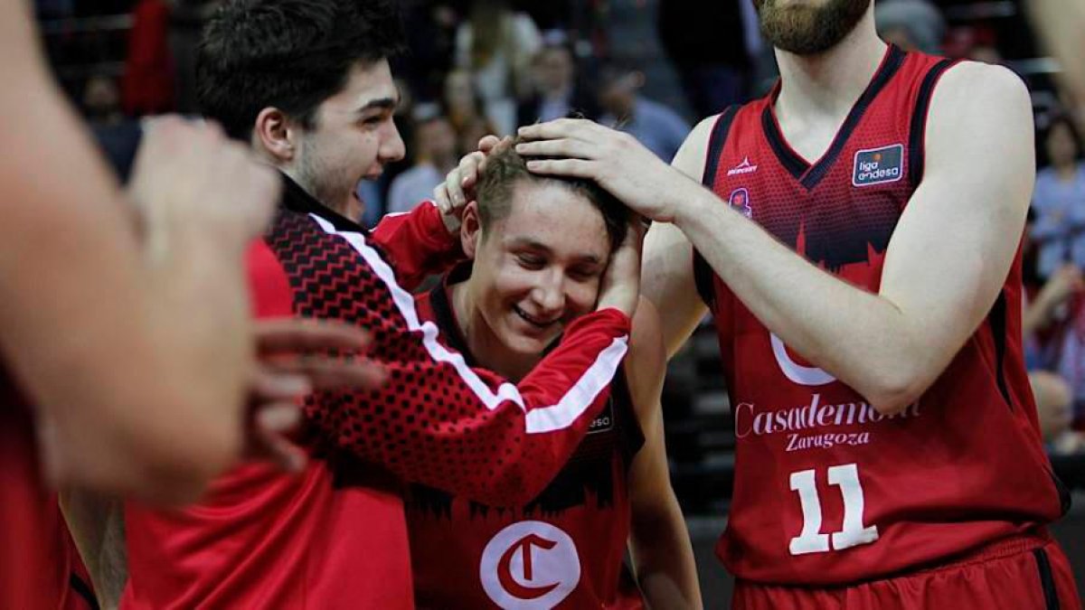 Josep Fermí Cera felicitado por los jugadores del Basket Zaragoza el día de su debut en la ACB.