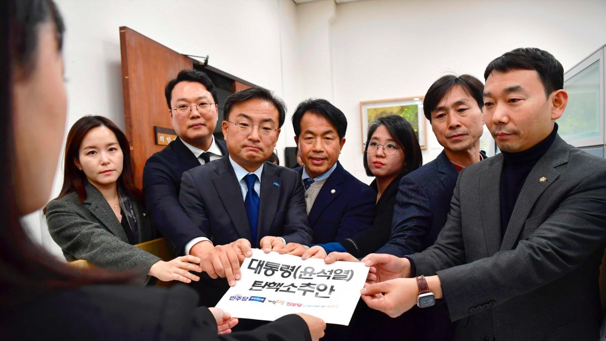 Legisladores del principal partido opositor, el Partido Democrático, junto con otros partidos minoritarios de la oposición, presentan un proyecto de ley para destituir al presidente Yoon Suk Yeol en la oficina de proyectos de ley de la Asamblea Nacional en Seúl, Corea del Sur, el 4 de diciembre de 2024.