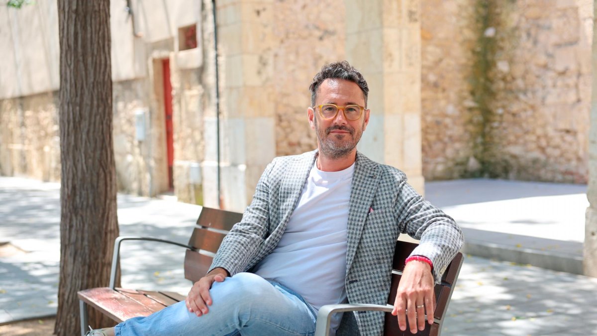 L’alcalde de Vila-seca, Pere Segura, a la plaça de l’Església.