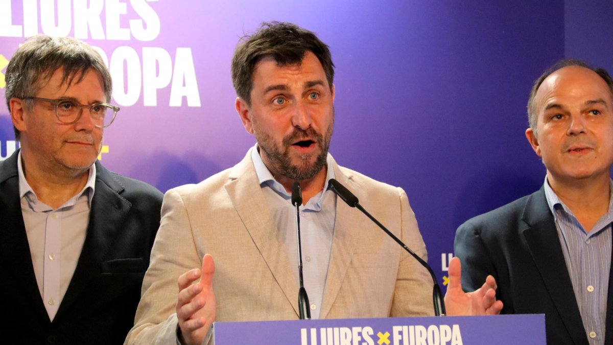 El candidat de Junts, Toni Comín, acompanyat de l’expresident Carles Puigdemont i del secretari general del partit, Jordi Turull, valorant els resultats del 9-J.