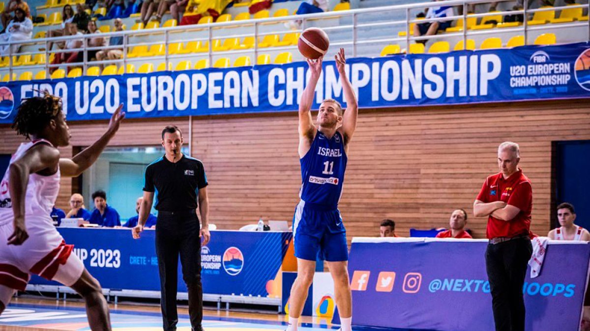 Berni Álvarez, al fondo, en el banquillo de la Selección U20.