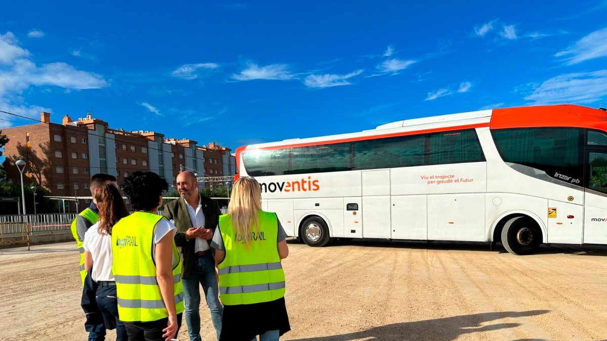 El alcalde, Vale Pino (PSC), esta mañana en el parking adaptado junto a la estación de tren.