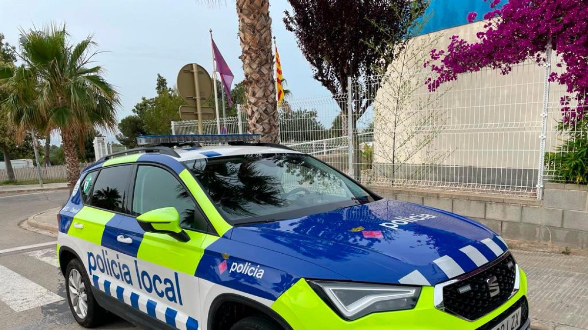 Una patrulla de la Policía Local de Creixell atendió la llamada de emergencia del vecino.