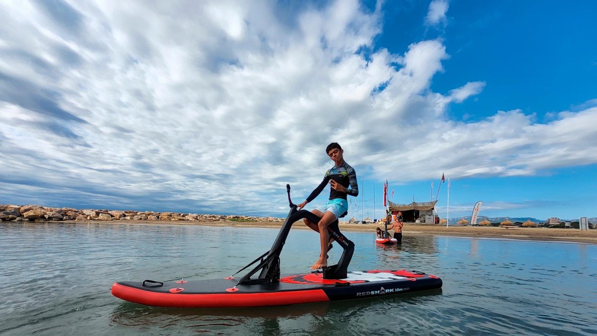 Las ‘water bikes’ se encuentran en la playa de la Llosa.