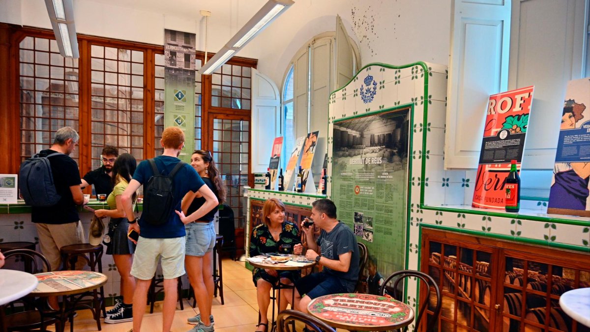 Visitantes probando productos locales en la Estació Enològica, que alberga la Casa del Vermut i el Vi.