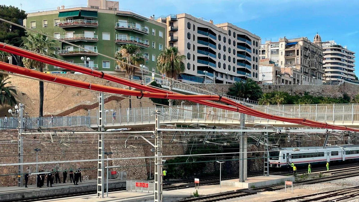 Mossos d’Esquadra y operarios de Adif en la estación de Tarragona.