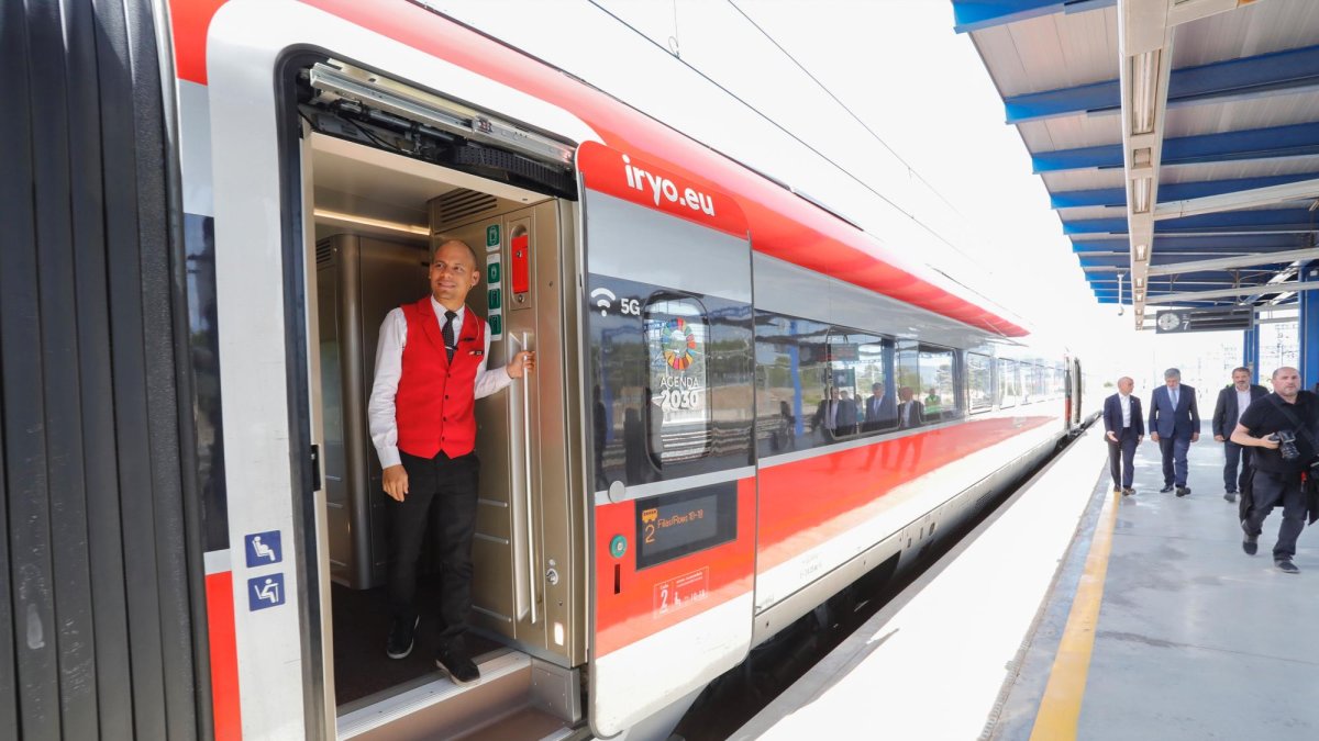 Un tren Iryo parado en la estación del Camp de Tarragona.