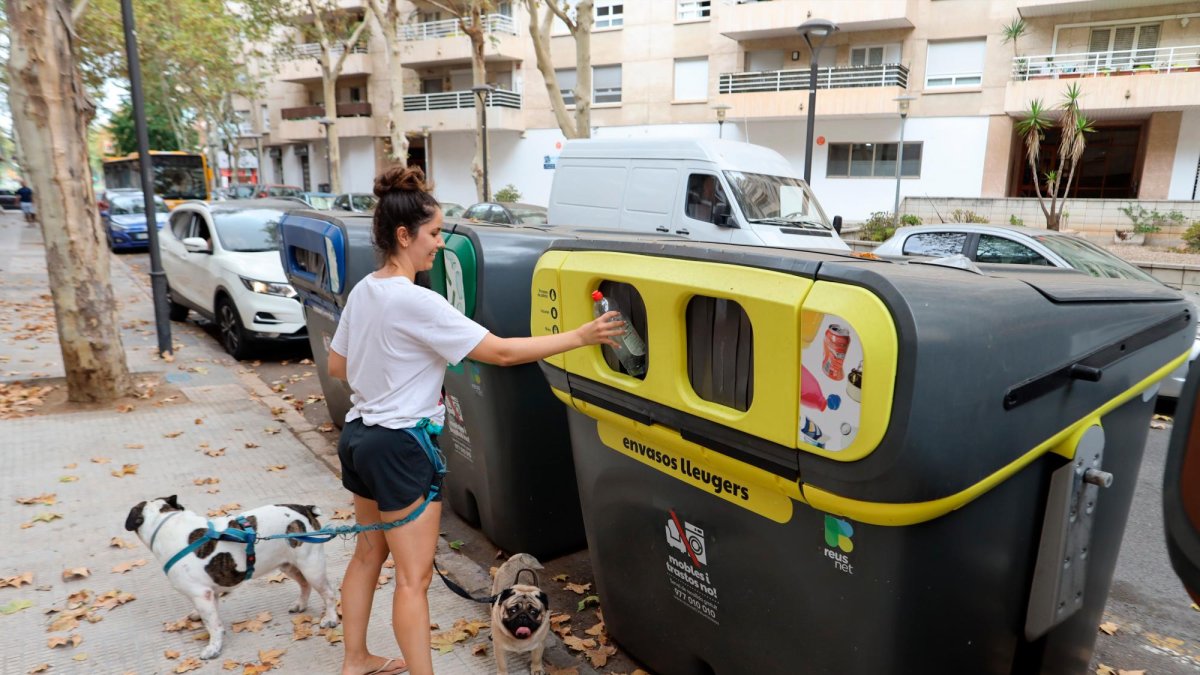 En Reus, la nueva contrata de la basura ha permitido renovar contenedores y ampliar las islas con todas las fracciones.