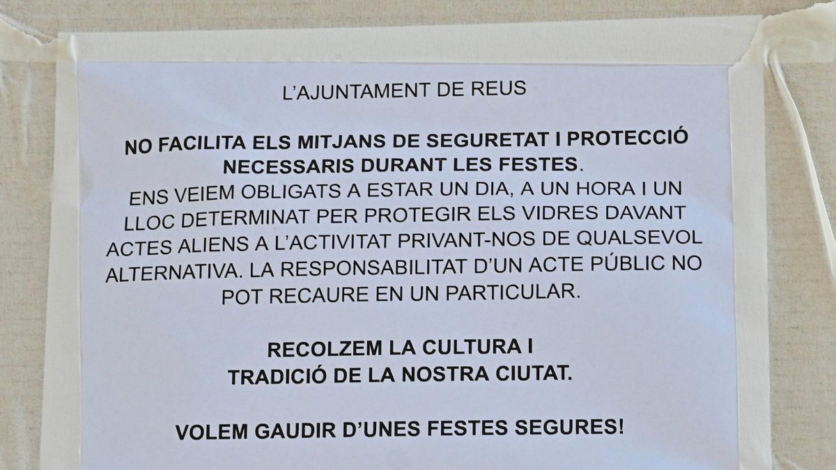 Un dels cartells que hi ha penjats damunt dels cartrons que protegeixen alguns aparadors del carrer Major.