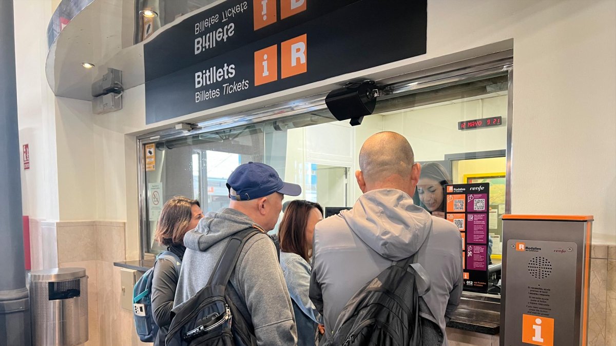 Usuarios de Renfe en Badalona.
