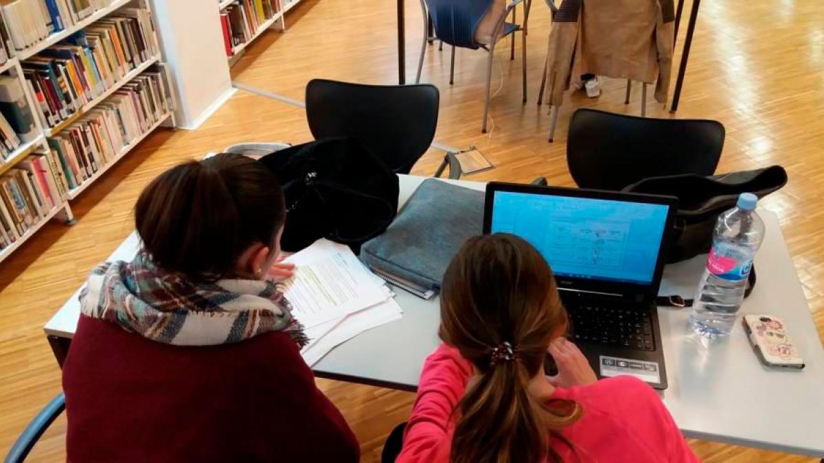 La biblioteca ofrece tranquilidad para estudiar.