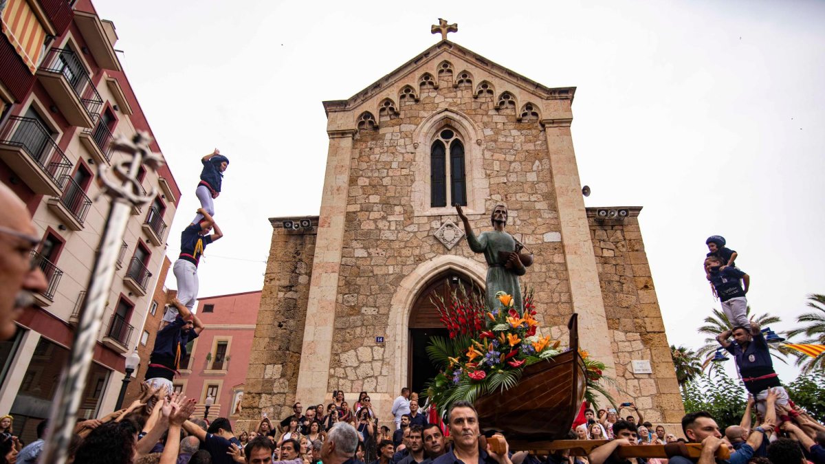 La barca de sant Pere a coll pels pescadors del Serrallo en la processó de dijous.