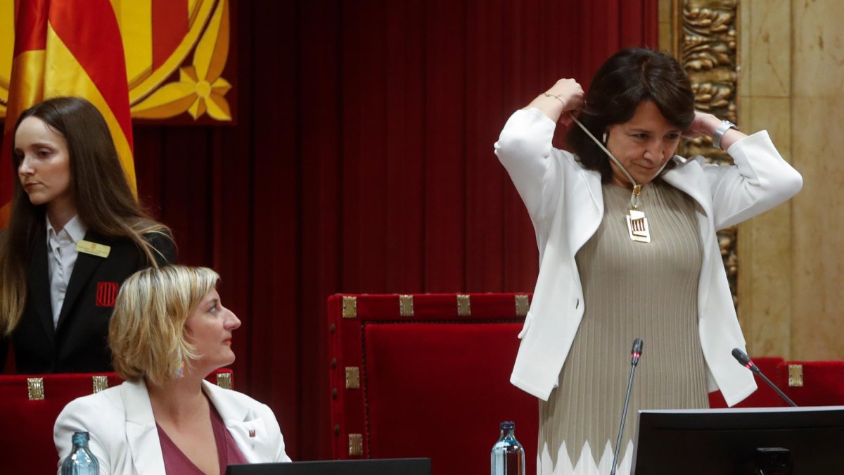La diputada de JxCat Anna Erra (d) junto a la vicepresidenta primera de la mesa Alba Vergés (i) tras ser elegida este viernes nueva presidenta del Parlament, en sustitución de Laura Borràs, con los votos de JxCat y ERC.