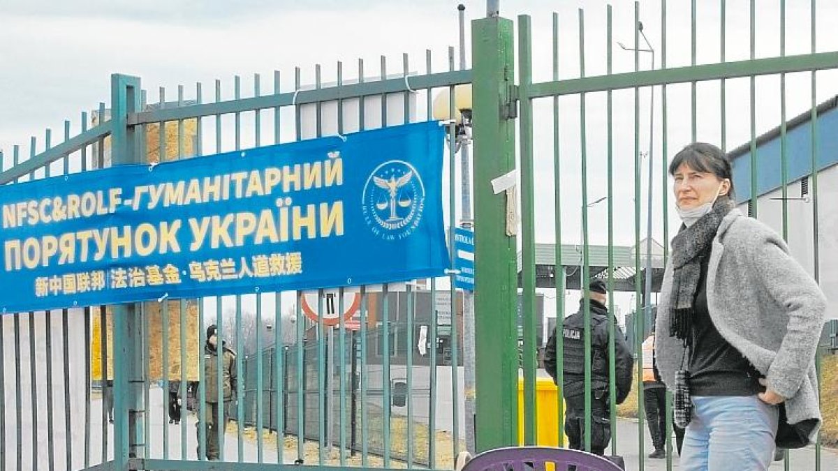 Una mujer espera en la frontera entre Polonia y Ucrania el mes de marzo de 2022.