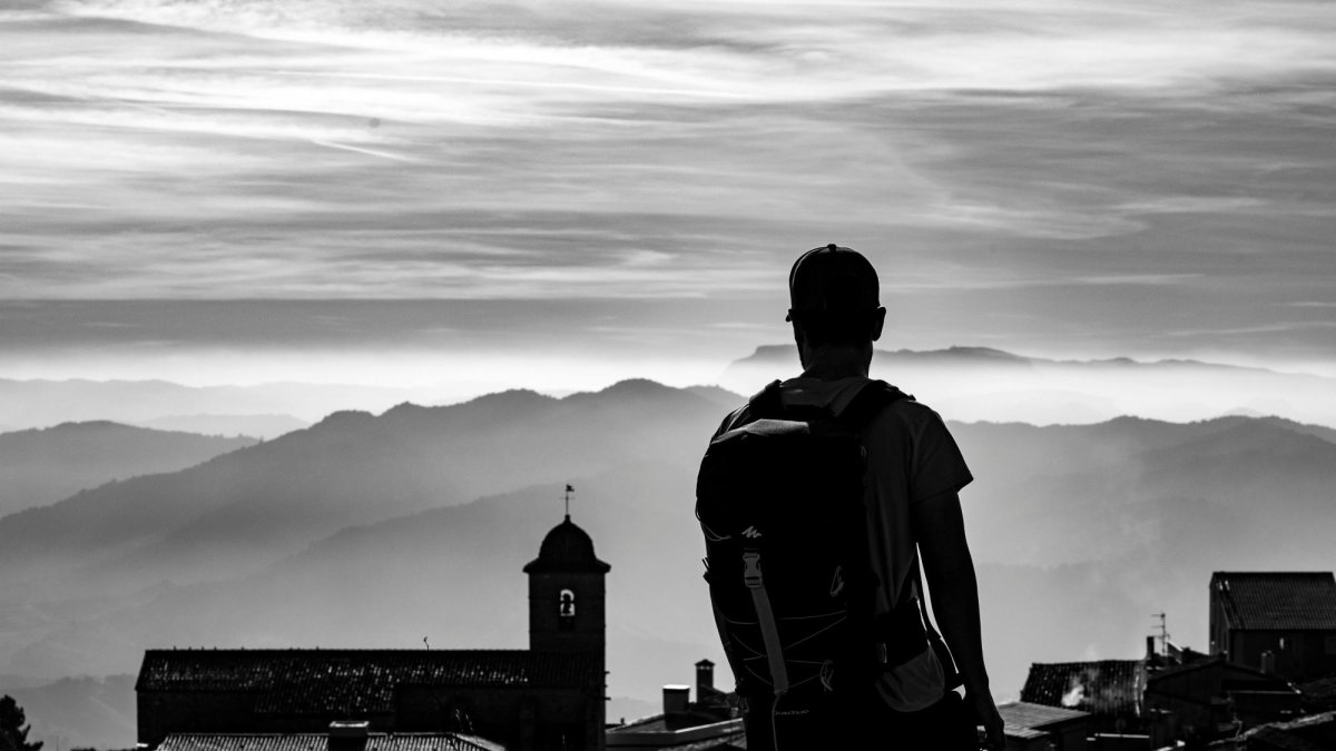 Senderista en La Morera de Montsant.