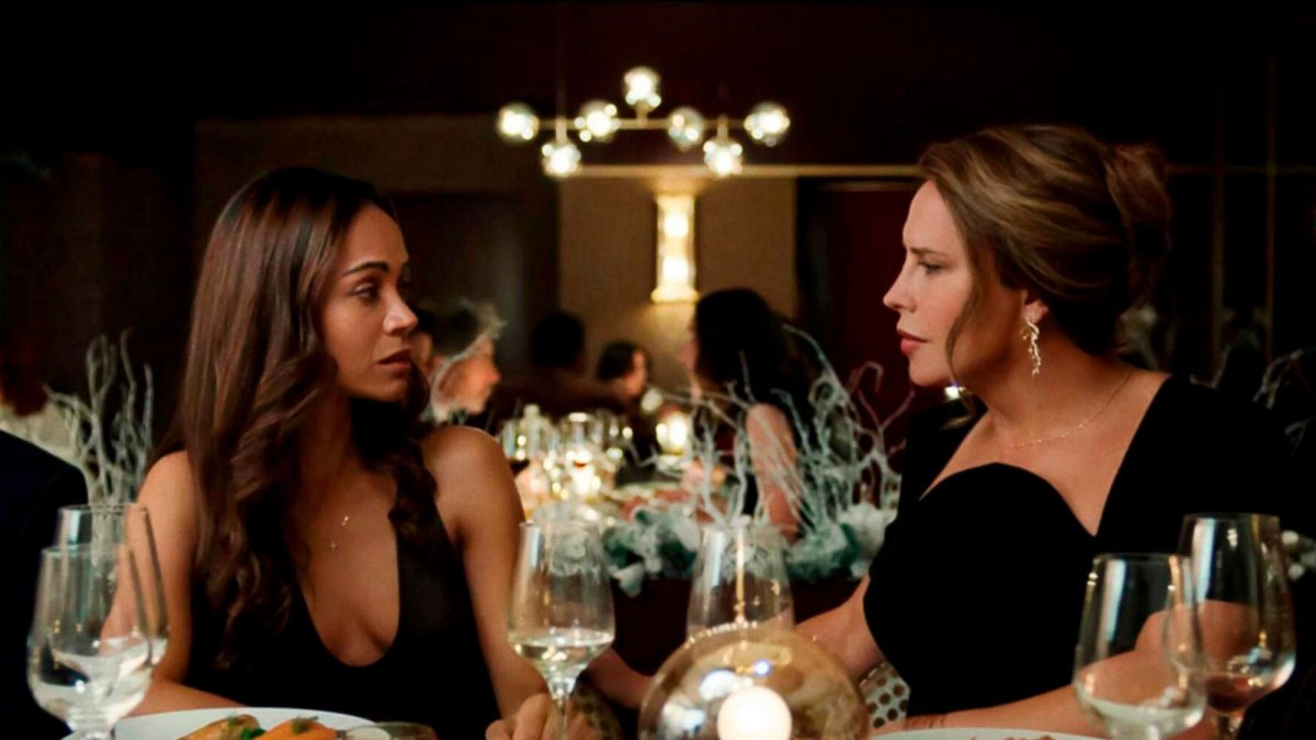 Las actrices Zoe Saldaña y Karla Sofía Gascón en la película ‘Emilia Pérez’.