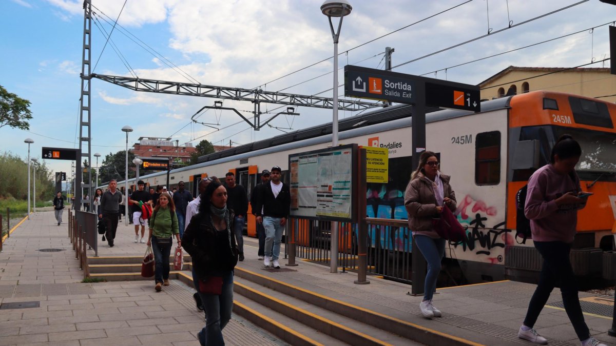 Usuarios llegando a la estación de Montcada-Ripollet de la R3.