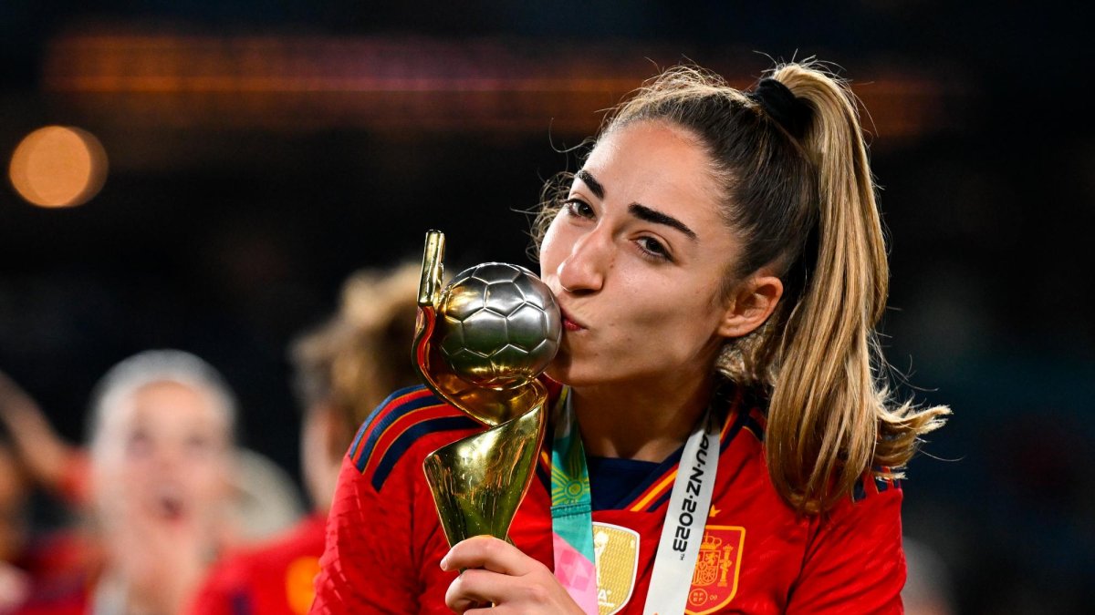 Olga Carmona posa con la copa de campeona del mundo.