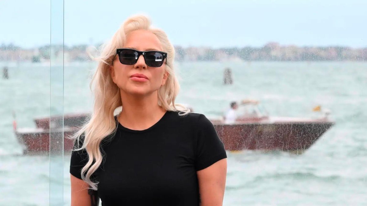 lady gaga santa claus is coming to town