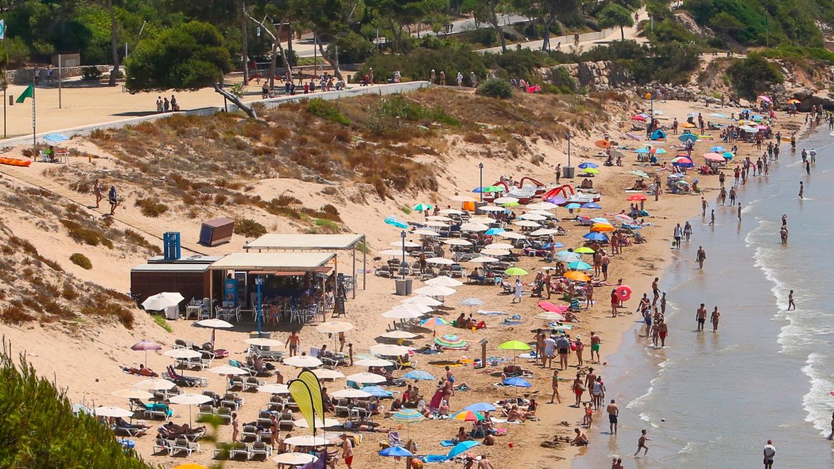 Chiringuito y hamacas en la playa de Salou.
