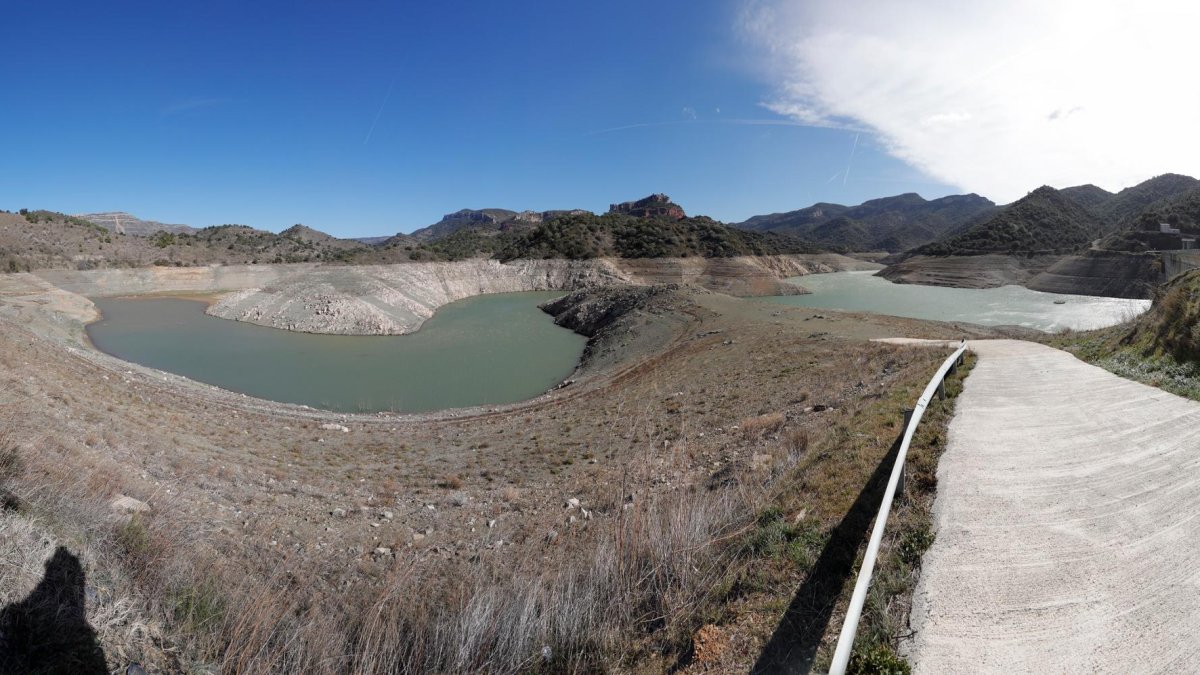 Estado del pantano de Siurana, azotado por la sequía, hace aproximadamente un mes.