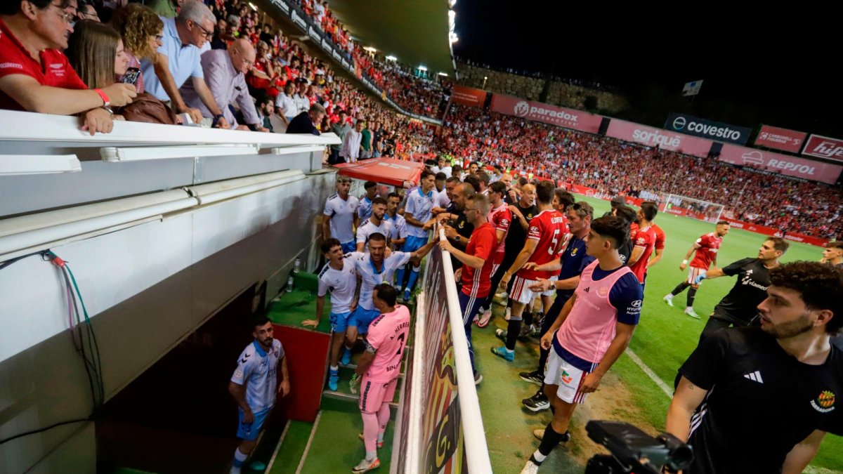 Los jugadores del Málaga CF en las escaleras del túnel de vestuarios del Nou Estadi.