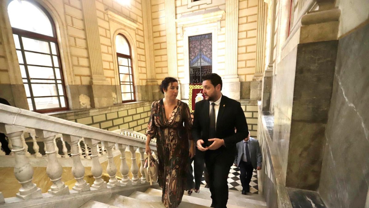 Alícia Romero, conversando con el alcalde Rubén Viñuales en las escaleras del ayuntamiento.