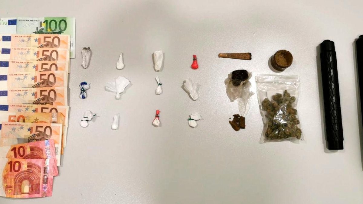 Droga y porras extensibles incautadas durante el dispositivo.