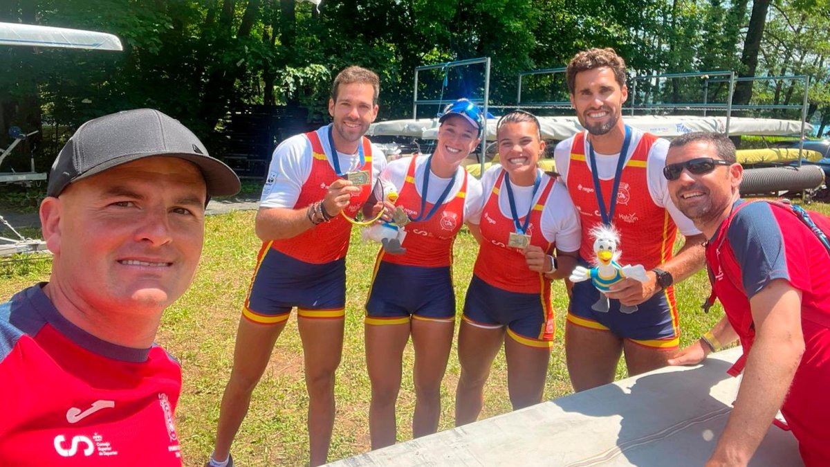 Los medallistas españoles y Xavi González, a la izquierda.