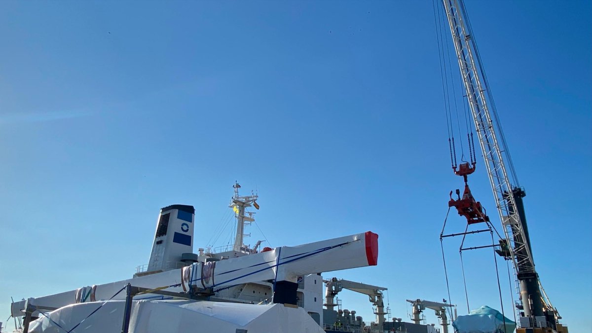 Una grúa desembarcando material, esta mañana en el Port de Tarragona.