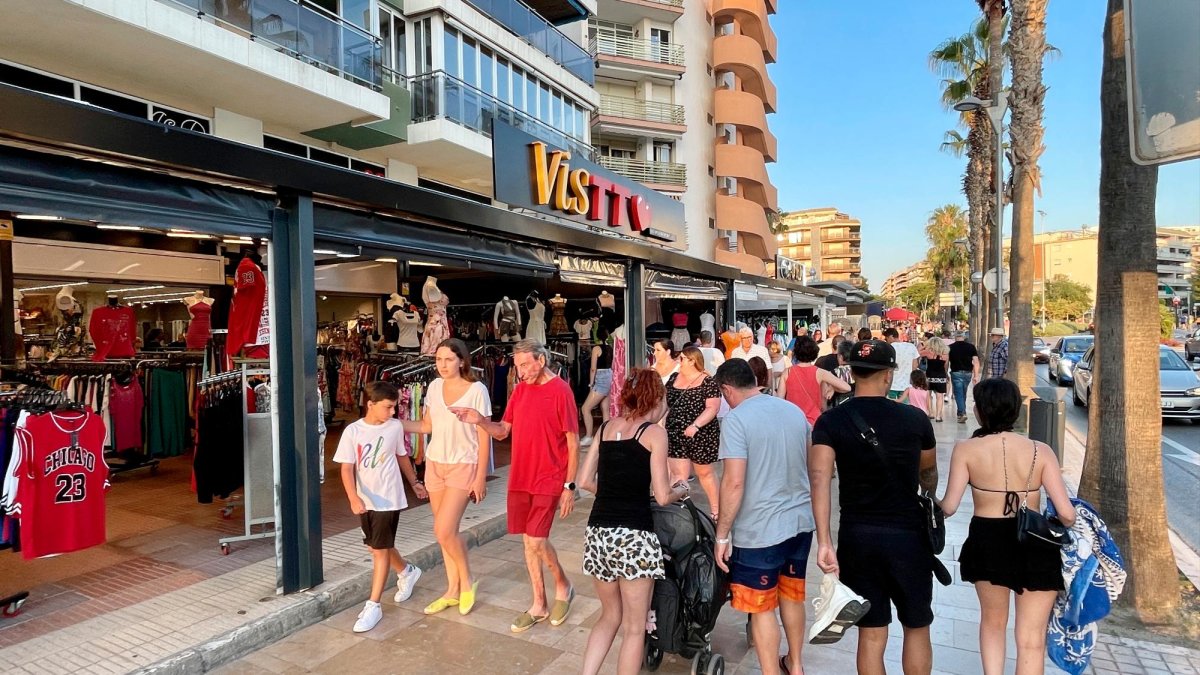 Turistas paseando por Salou.