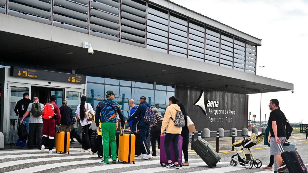 Un grup de turistes que arribava de la costa per agafar un dels últims vols a principis de novembre.