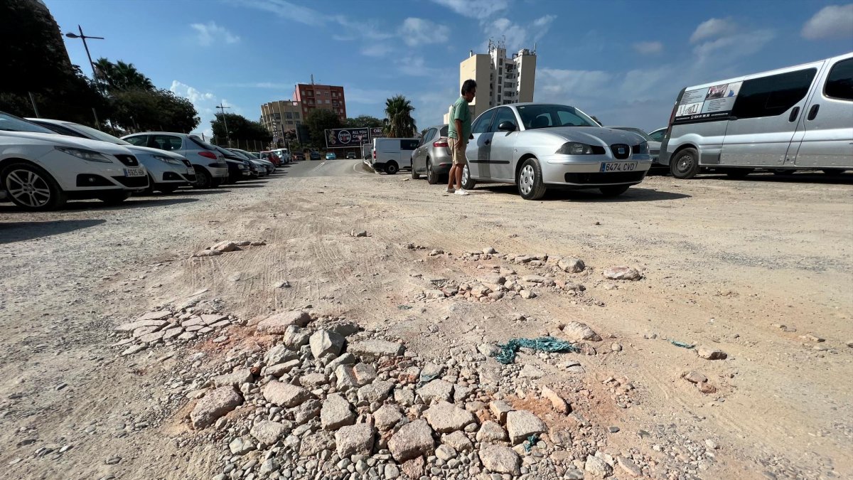 En algunos puntos, el paso de vehículos ha ido hundiendo el terreno y tampoco quedan ya restos de la gravilla de la superficie. En otros, se acumula basura.