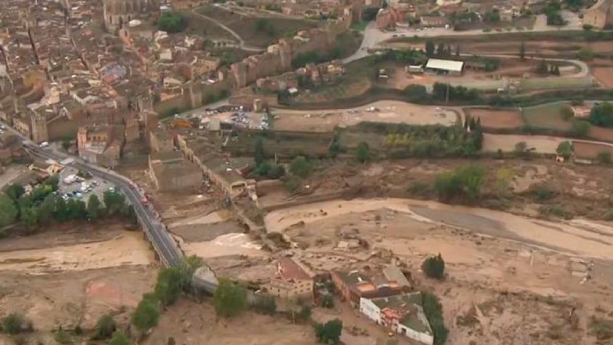 Vista aèria del pont Vell de Montblanc i el seu entorn després de les riuades del mes d’octubre de 2019.