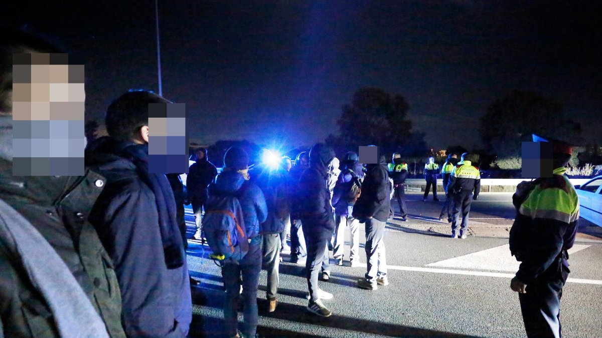 Manifestantes cortando la A-27 el día 12 de noviembre de 2019.