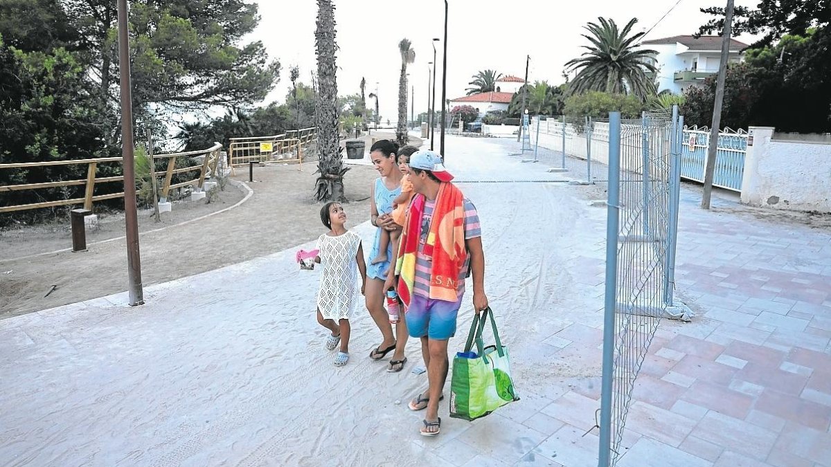 La presencia de vallas todavía impide la libre circulación por el paseo y el acceso a calas.