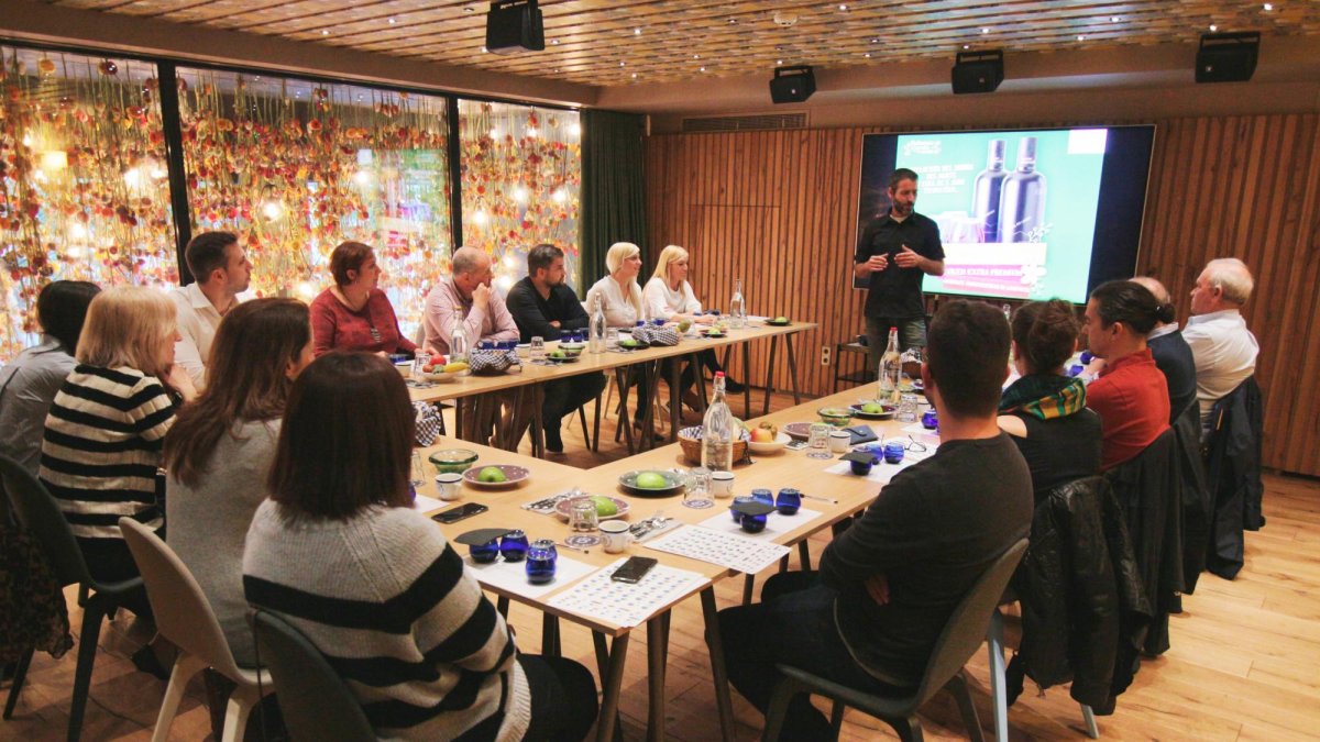 Una de las catas de aceite que organiza el proyecto Oli Coll de l’Alba, de Camarles.